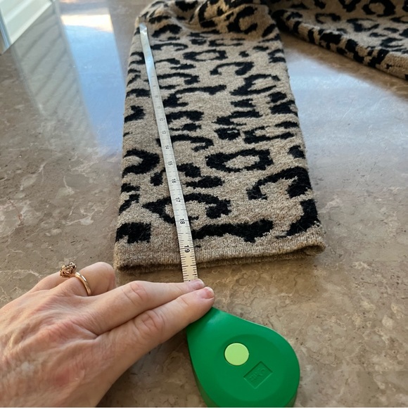 Lyla & Like v neck tan and black oversized sweater size medium - Picture 8 of 9